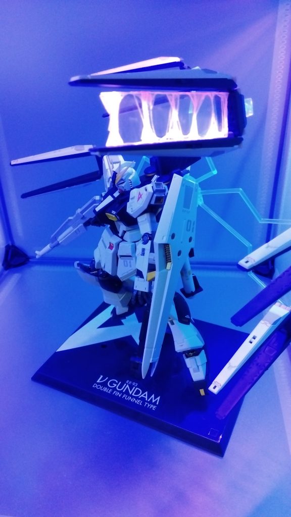 ブラックライトを当てれば、あら不思議　ビームエフェクトの完成です。とても簡単に見栄えがよくなるので大変オススメです。制作費　プラ板300円ちなみにAmazonで売ってるエフェクトパーツは3個で3200円です。暇つぶしにどーでしょーか。お目汚し、失礼しました。ではまた〜