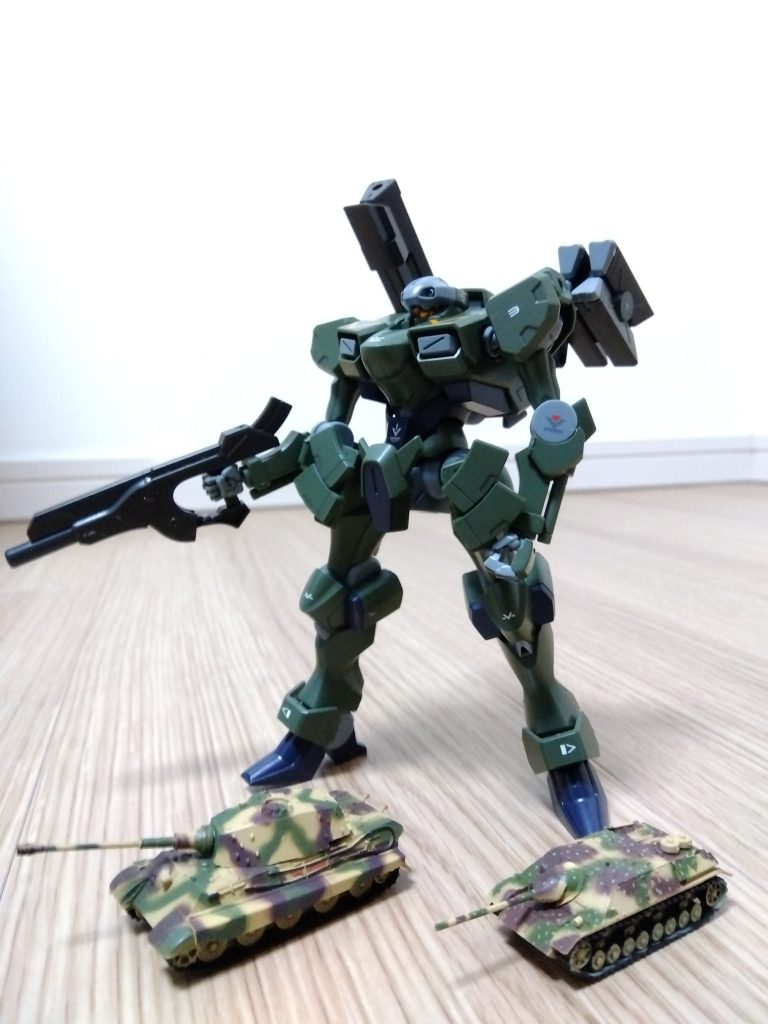 ワールドタンクミュージアムの戦車と並べてみました。兵器感が強いので戦車とも相性が良さげです。