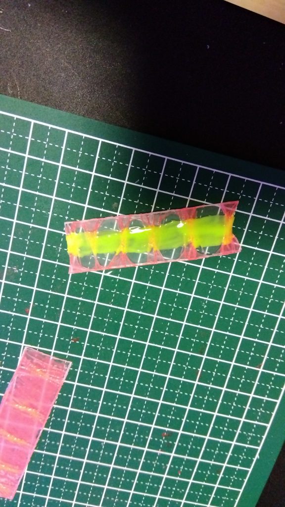 真ん中に黄色の蛍光塗料を重ね塗りしてみました。