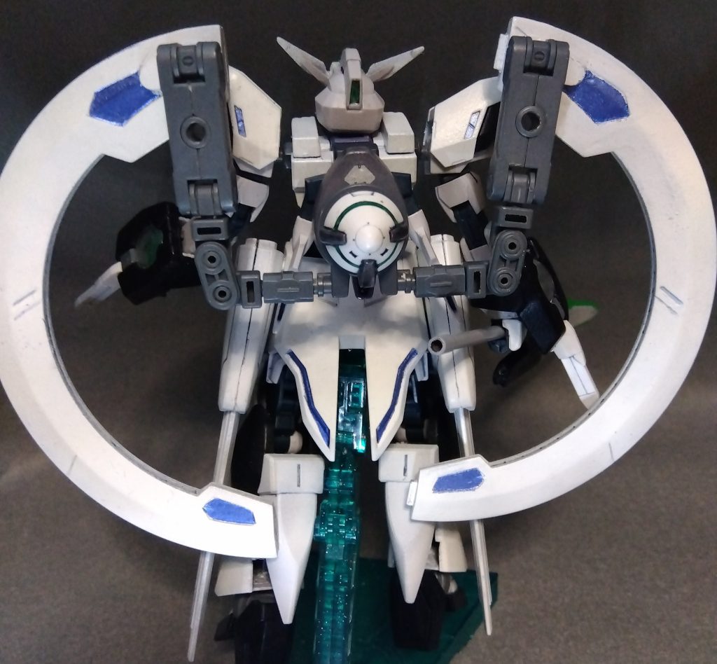 正面とバックショットとりあえず、横か後ろに嵩張る格納泣かせ機体のコンセプトは1.5ガンダムのGN粒子制御によるマルチロール性イメージは月の兎、あるいはヴォーパルラビット 名前の由来は惑星名+ナンバーのプラネッツシステムに則って、第三惑星の衛星の月なら、ナンバーは3.5かなと考えましたが、3.5なんてどう読むん？と悩んで、思い浮かんだのが00の1.5ガンダム1.5をアイズと読むのにあやかって、3.5だからエス(∃S、∃はEの反転文字ターンドイー)かなと… 武装