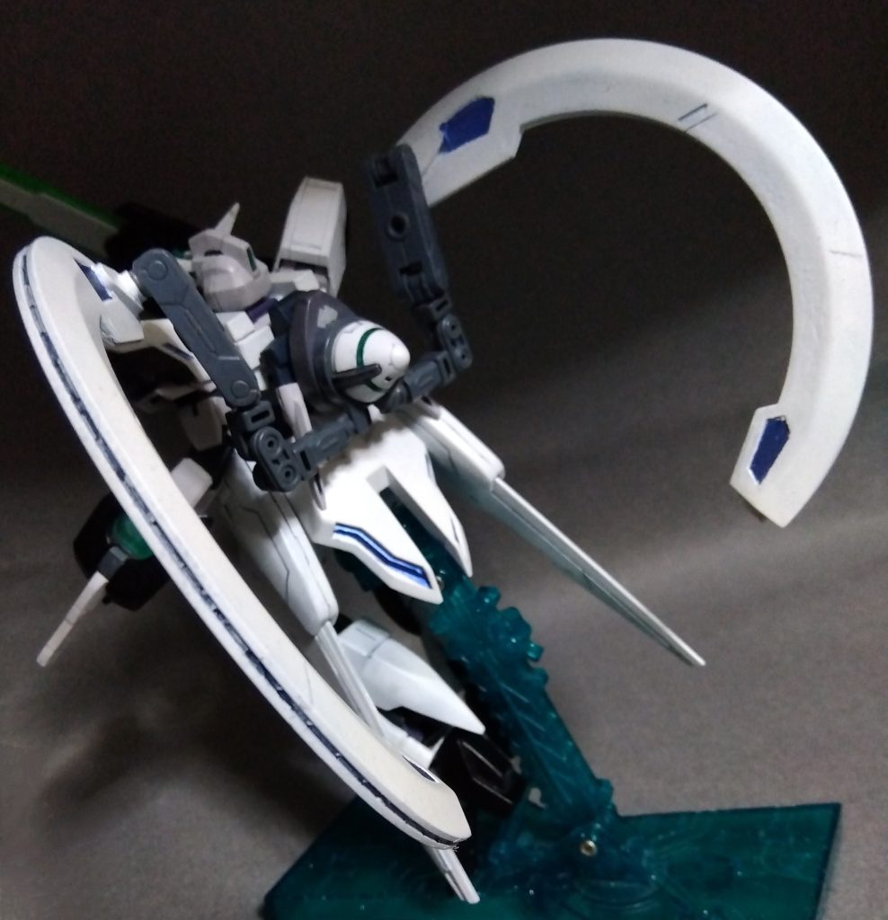 大型GN粒子制御アンテナ『ルーナフェイズ』アンテナの形状と位置によって、様々な機能を切り替えるまたモード未使用時にはアンテナ側面のスリットからGN粒子を噴出し、サブスラスターとして機能する ルーナフェイズモード解説