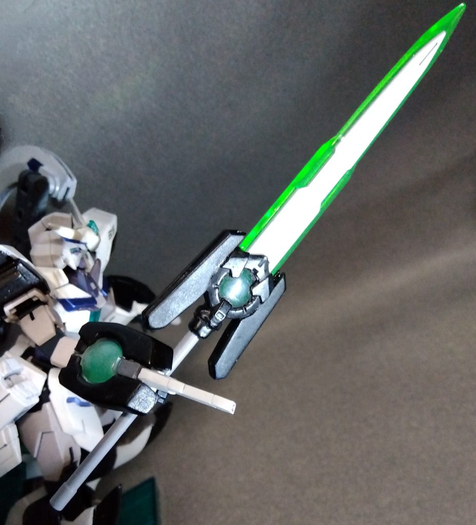 GNバスタードソード大型のブレードと、それを取り回しやすいよう長柄を持ち、刺突、斬撃、どちらにも向いた近接武器またコンデンサを搭載しているため、僚機等でも使用が可能用途は同じでもバスターソードに非ず