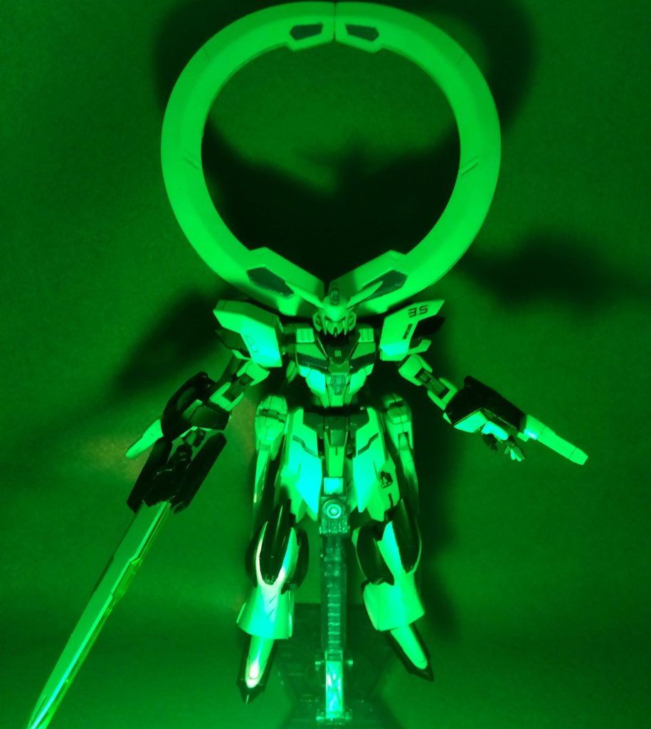 フルムーンモード月虹帳GNフェザーモード機体周囲に攻性のGNフィールドを展開するMSを直ちに撃破する程の攻撃力は無いが、フィールド範囲内の機体にスリップダメージを与えつつ、ビットやナノマシン等の小質量の攻撃兵器を灼き潰すまた、指向性を持って全力展開すれば、戦略兵器級の攻撃さえ遮る帳（とばり）となる  ここまで長ったらしい妄想設定をご覧頂けた方に心よりの感謝を