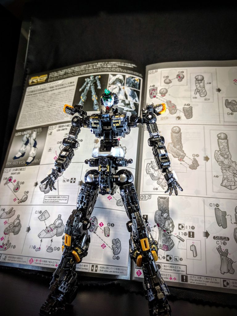 フレームのみ先に完成させました。フレーム本体は黒鉄色を筆塗り+ガンダムマーカーで装飾です。