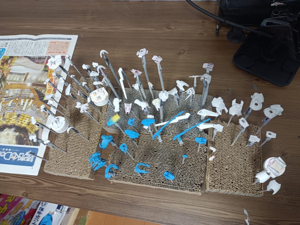 サフの一陣持ち手が足りずまずはエヴォのホワイトとスカイブルーを吹きました