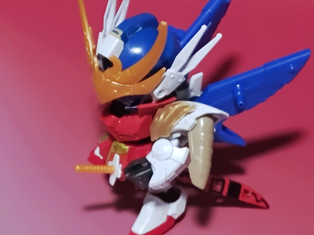 ヒュッケバインとV2ガンダムをモチーフとした武者となります。パーツ構成は兜:孔明リ・ガズィベースに趙雲と于禁。あと後ろ側がクッソ短いため郭嘉を貼り付け。胴体:紅蓮装曹操に、胸鎧は手n…ヒュッケバイン感を強くするため陸遜ほぼそのまんま。肩並びに腕:肩は関羽(ネオジム磁石込み)、腕は曹操。肩鎧は趙雲に劉備切り貼りに孔明リ・ガズィ。腕甲はLEGENDBBの飛駆鳥そのまんま。下半身:夏侯兄弟の腰(左側は鞘の接続先を作るため穴ブチ開けました)と趙雲の脚。両足にはネオジム磁石を仕込んでます。バックパック:劉備に趙雲(当初は直に装着してたのですがあまりにもポロポロ取れてストレスにしかならないため、劉備の鞘?パーツを使って接続方法を変更)にLEGENDBBの飛駆鳥そのまんま。刀:烈火武者に三国伝の武器の持ち手。名前の由来は『SEED DESTINY』放送前年…というかその前作『SEED』とほぼ同時期に放送開始してほぼ同時期に放送打ちk…もとい終了した某アニメから取ってます(分かったらコメント欄にて)。塗装は相変わらずのガンダムマーカー、今回は殆どの部位を混色しております。実は、彼のSMK-Vフレームは、考案者のしゃばろくさんの編み出した物とは違う工夫をしております…。