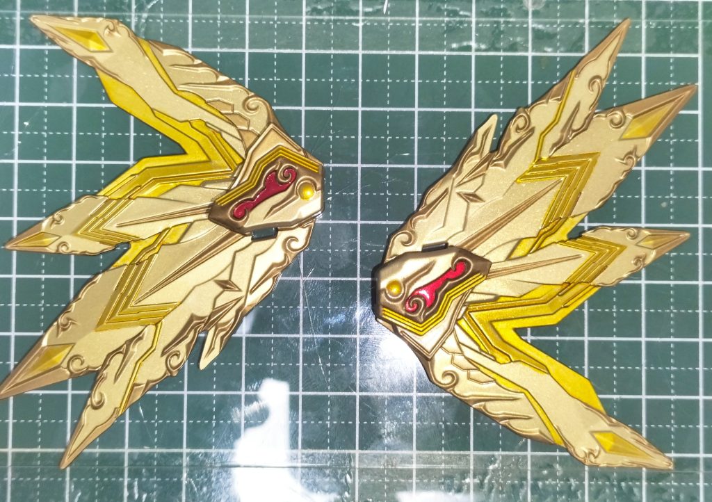 4アーティストマーカーをタミヤエナメルで調色した暗い金で羽のエングレービングを筆塗りしましたが、とんでもなく目が疲れました… 