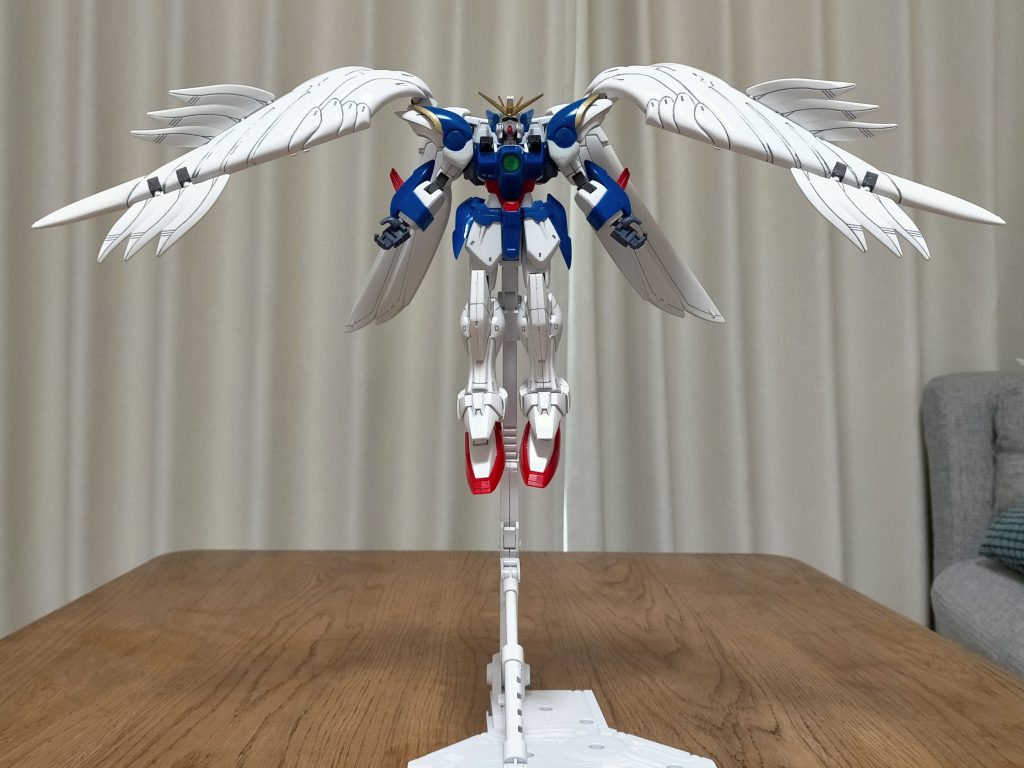 とりあえずゲート処理はそれっぽくやってスミ入れしてシール部分はガンダムマーカーして、  かっこいいなぁw