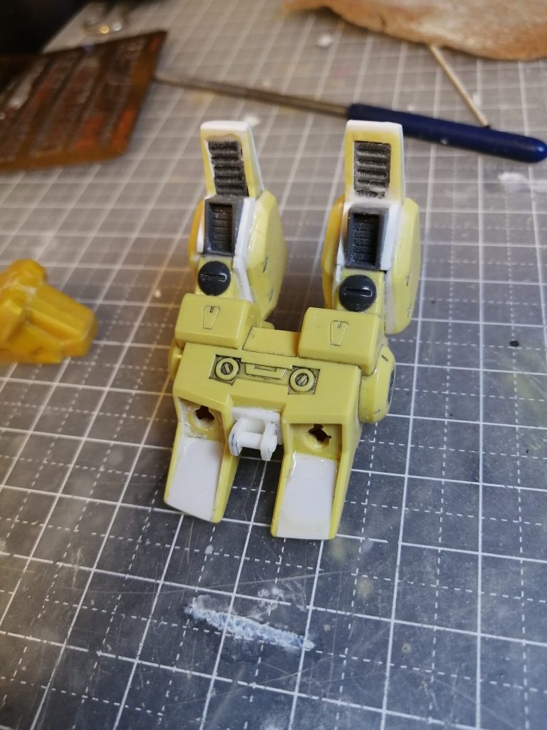 バックパックと脚部増設ユニットは、ジャンクパーツ(たぶんパワードジムカーディガン?)とプラ板で制作。全体的に上手いことまとまり満足しています。バーニア間の白いのはバズーカラックです。