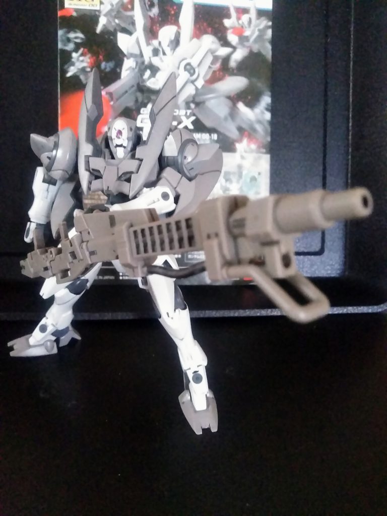 こんな長い武器も構えられます。まぁ、『ストライカー ジンクス』のモノだから当たり前か。『GN スマート ガン』