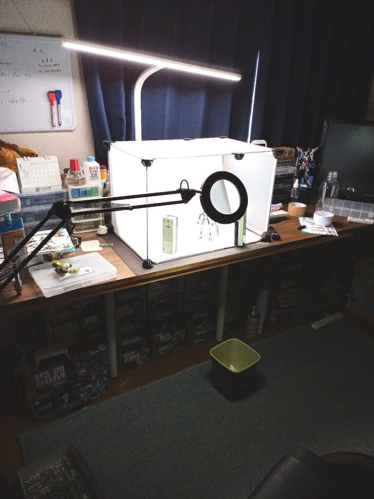 ちなみにこれが撮影風景。ダイソーのパネルを組んで白い模造紙貼ってます。使用するときだけ押し入れから出してきます。以上ガンダムエアリアルでした!