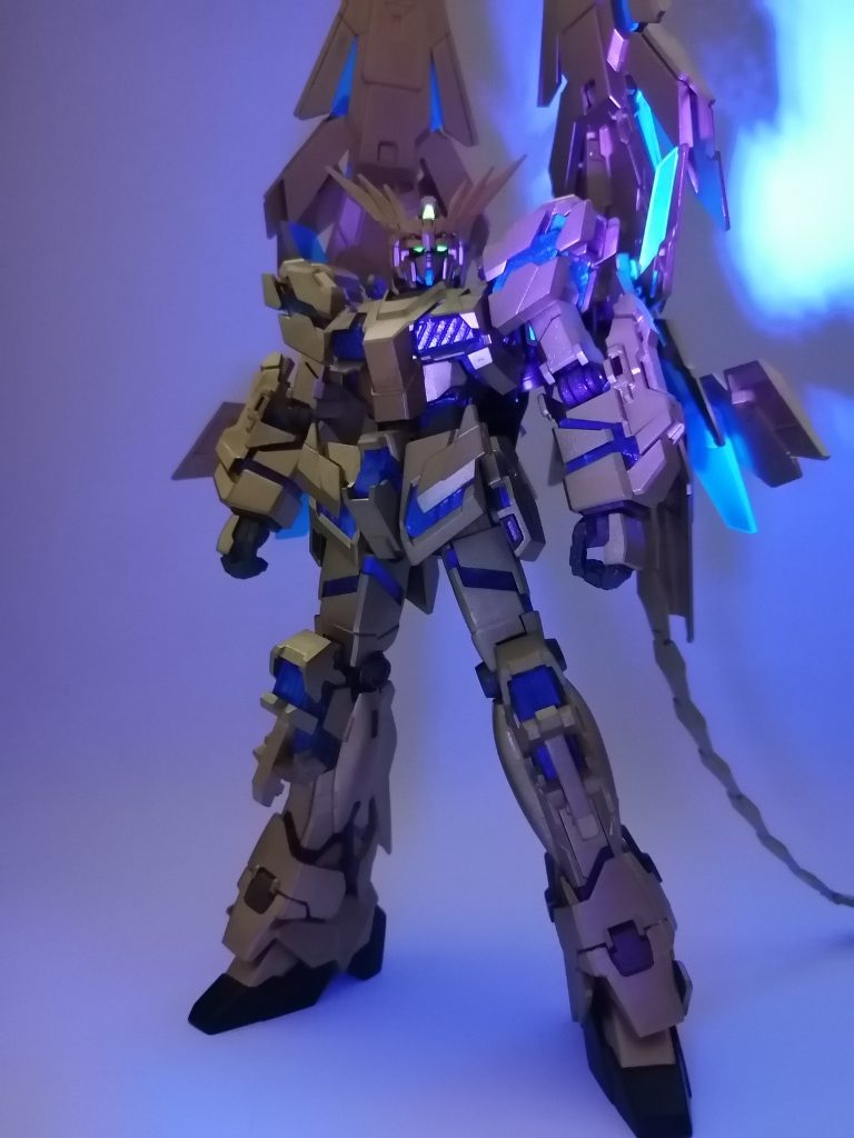 見ずらいかもしれませんが、頭部カメラ・デュアルアイ・サイコフレームは蛍光カラーで塗装しましたので、UVライトで発光します。最後まで見ていただき、ありがとうございます😸