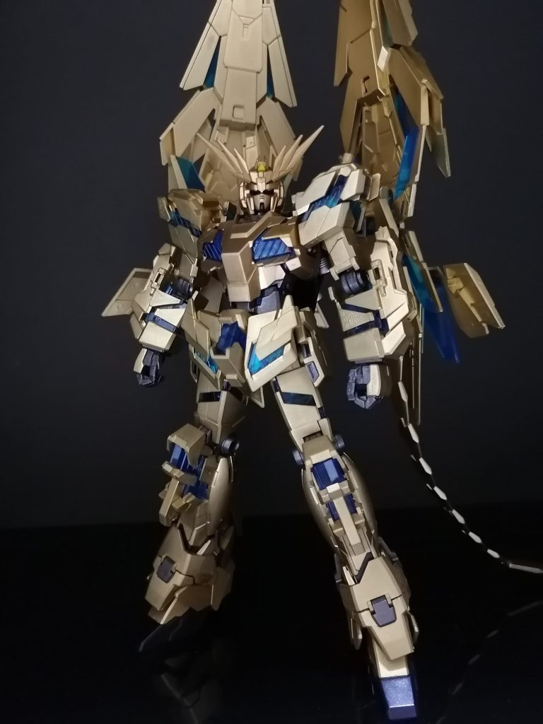 ゴールドの機体は黒背景の方が映えますね😄しかし、ゴールドの塗装は難しいですね。缶スプレーだとムラなく、均一に塗るのが難しいです。次回はエアブラシで塗ってみようかな。