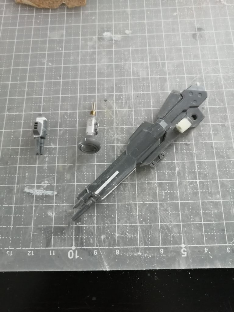 三連ビームガトリングとビームガン兼用ビームサーベルは中に磁石が仕込んであり、稼働させることが出来ます。ランチャーはジャンクから。