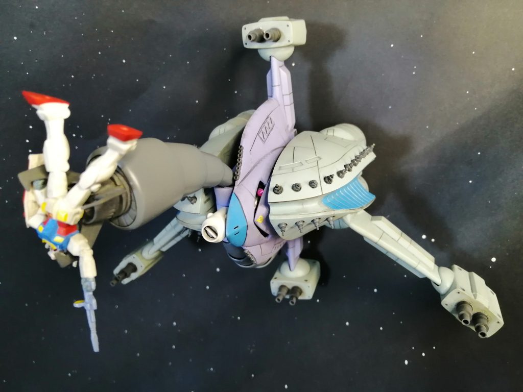 何!アイフィールドだと?…ビームを弾くなら接近すれば…迂闊な奴め!接近されて敢えなく撃墜された前世?。グラブロの爪は接近戦にも強く、本体にも多数の機銃座がついてます。