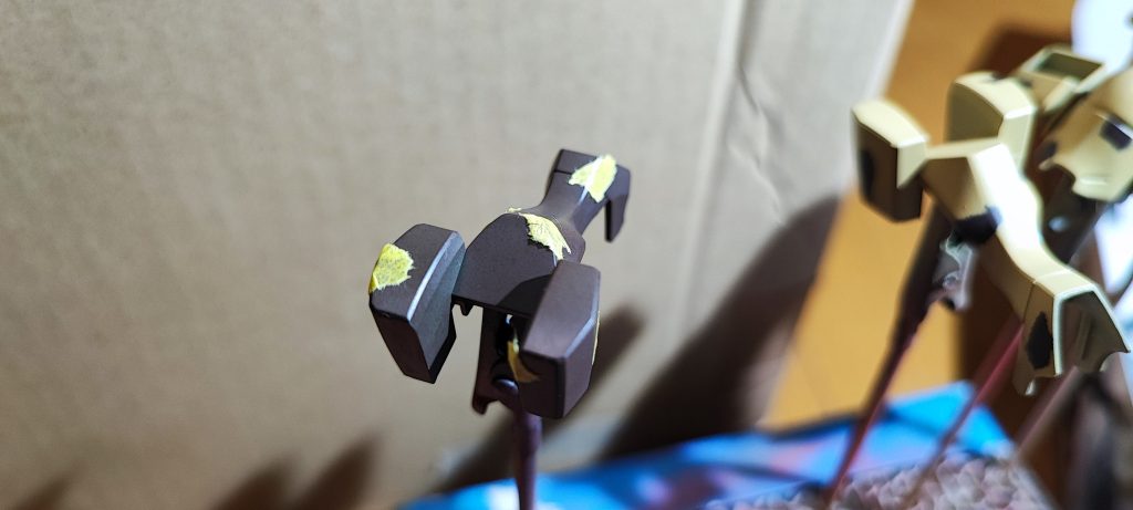 こんな感じでブラウン塗ってからマスキングしてサンドブラウンを塗ってます。