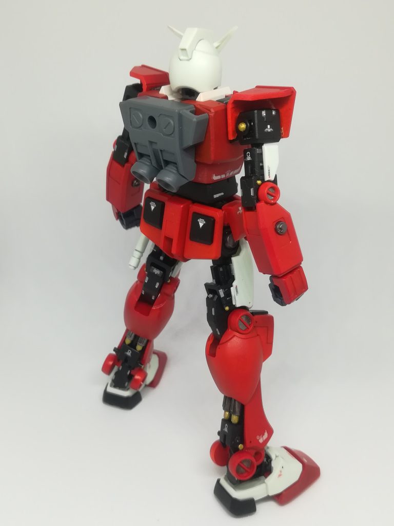 普段は背面は手を抜いてディテールアップやデカールは貼らないのですが、今回のライトアーマーは背面の加工が主なので、チップやデカールも。