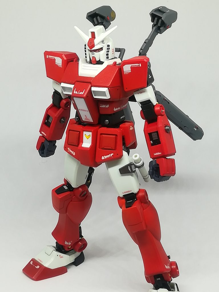 すじ彫りは少しだけ0.15mm で胸と膝に。試しに、塗装より先にすじ彫り部にスミ入れしてからガンダムマーカーエアブラシでレッドを吹いてみたら、以外と上手くスミが残った。