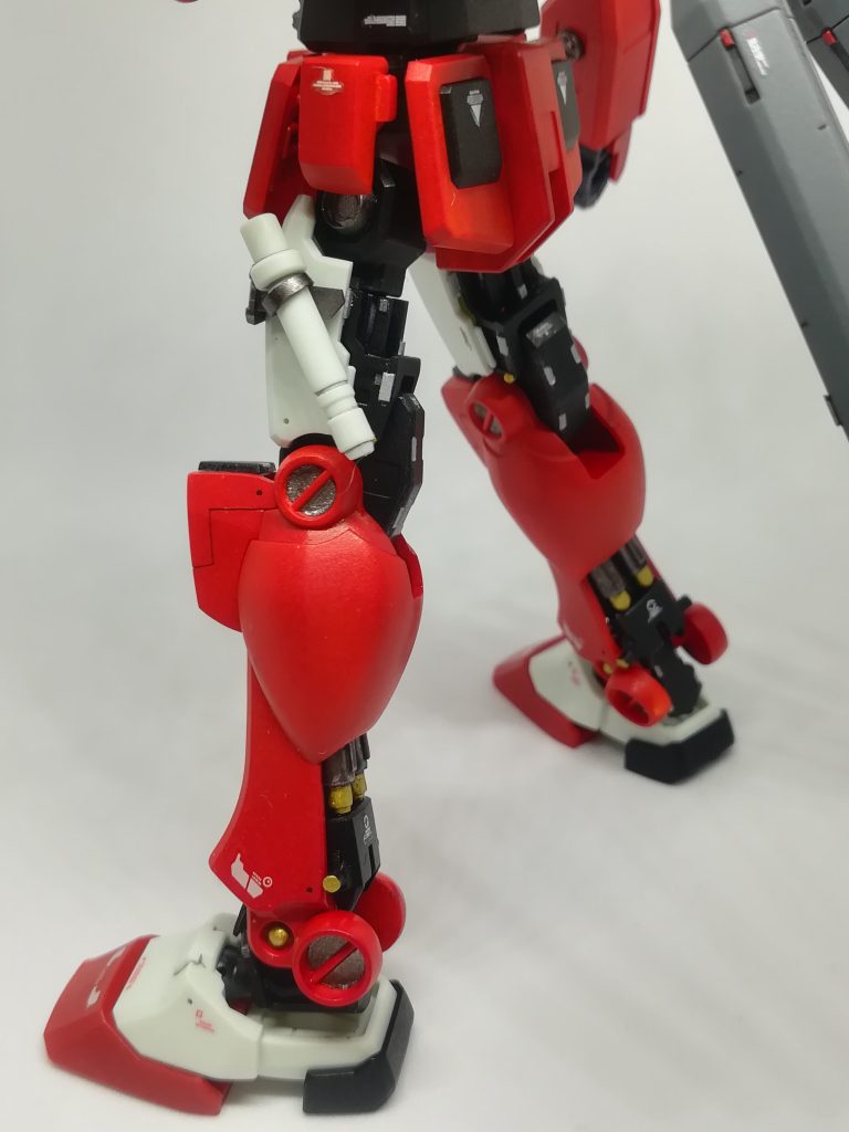 使用したマーカー:ガンダムレッド、ブラック、ホワイト、ヘビーガンメタリック。カラーはオレンジにしたかったけれど、ガンダムマーカーなのでレッド。