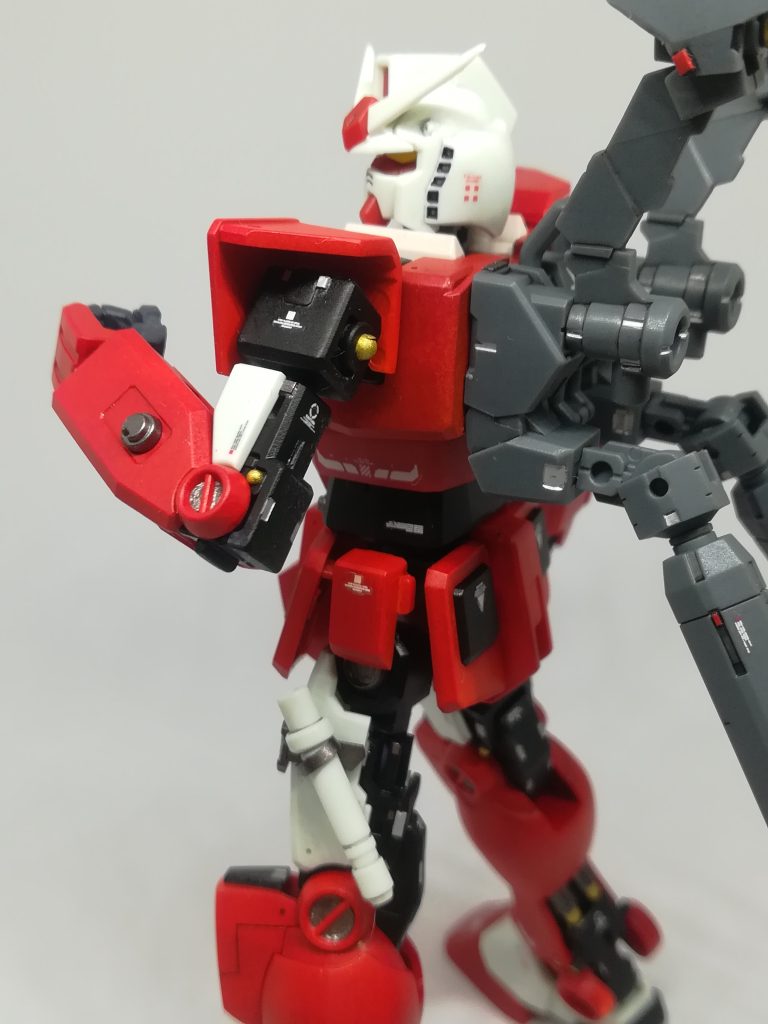 武装は頭部バルカンと大腿部にビームサーベルを1本。腰部装甲の小型化とヘリウムコアの削減で脚部の可動をスムーズに。シールドは無く防御性能は著しく低いのだが、一撃離脱に特化した機体仕様で一撃離脱、迂回からの奇襲、陽動などによってプレッシャーを