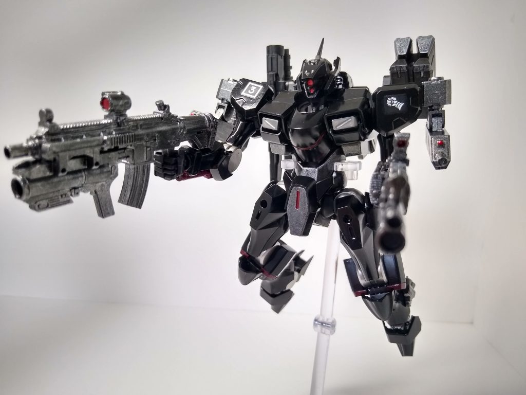 色はウイノーブラック、つや消し黒、マルーン、スーパーチタン2を本体に使用。　手持ち武器はガンメタリックです。