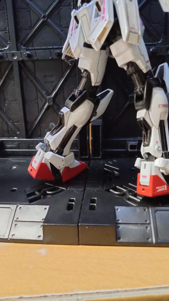 EG系の足はスリッパー形状で、気に食わないので分割して可動するようにして、かかとの装甲を付けました