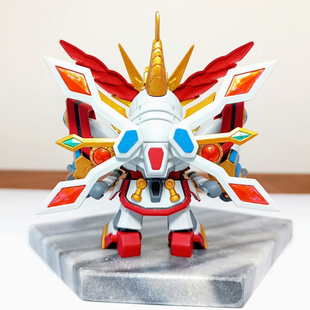 バックショット。ゴッドガンダムはモチーフとして大人気ですね。あちこちのジェムストーンっぽいとこはあえてムラになるよう塗ってみました。