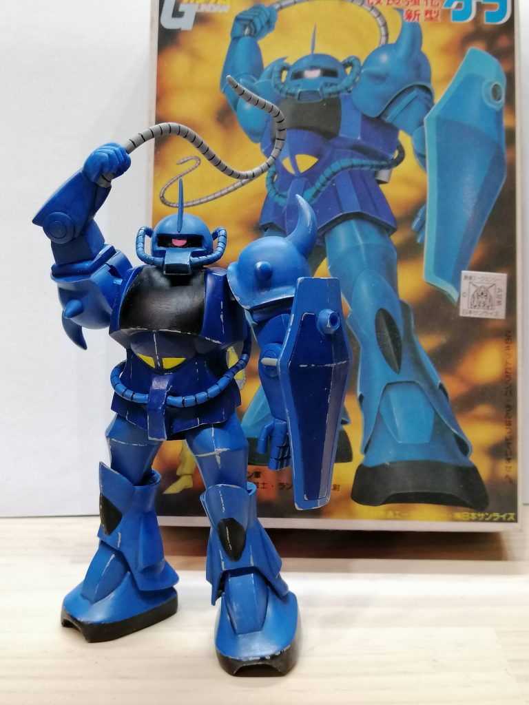 股関節ボールジョイントと肩関節（位置上げ）以外の関節は無改造なのでポーズはきまらないです。小学生の時グフで遊びすぎで関節がカクカクになってしまったので各関節に家にあった目地シール剤を入れて動きを渋くしてみました。