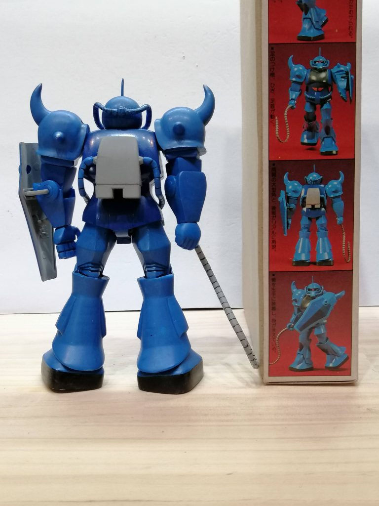 後スカートも延長したかったですがGＷ中に完成しなくなりそうなのでやめました。後ろ姿で作例との違いは肩が上がっているのと脚がハの字なところです。