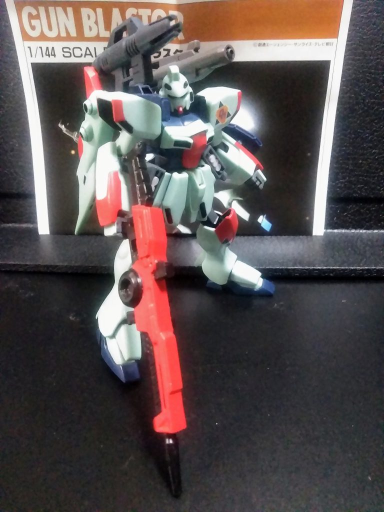 はい。いつも通り盛っときました😤  仮にも『バージョンアップ機体』なのに装備が『謎バックパック』だけじゃ強キャラ感が足りないとおもいしまして。『MG ジムBスプレーガン・V 武器セットよりBランチャー(左肩)・旧 1/100 ビギナ ギナ用B ライフル・三連 ミサイル ポット×2』