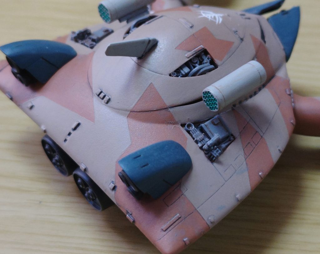 それで他の色を探したのですが、缶スプレーではいい色が見つからず、やむなく調色して筆塗りすることにしました。でも覚悟はしてましたが、筆塗りとマスキングテープは相性が悪いんですよね。筆塗り塗料がはみ出しまくって、それをレタッチするのですが、先にスプレーしたのがアサヒペンなので、似た色を使うしかなく、どうしてもムラになります。クレオスとタミヤでも缶スプレーしか無い色の時は注意が必要で、これは缶スプレーのデメリットのひとつですね。フィルタリングでごまかしたつもりですが、ごまかせてるでしょうか…。