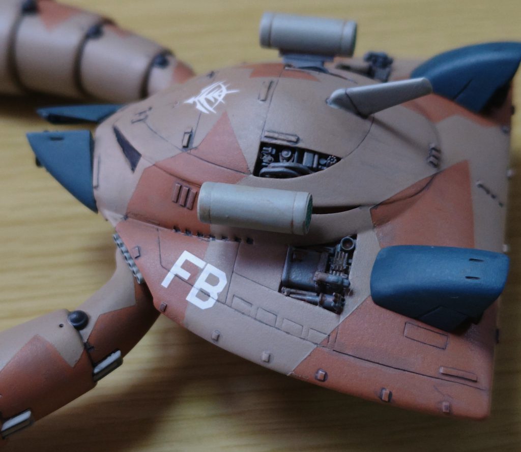 外装を切り抜いたところは、断面が出ないように削り込んでいます。そこは拘りたいところです。塗装はまた苦労しました。ビグザムに続いて缶スプレーでスプリッター迷彩にするため、先に暗い方の色を吹いて、マスキングしてから明るい方の色をスプレーしようと思ったのですが、用意していたスプレーがイメージと違いました。