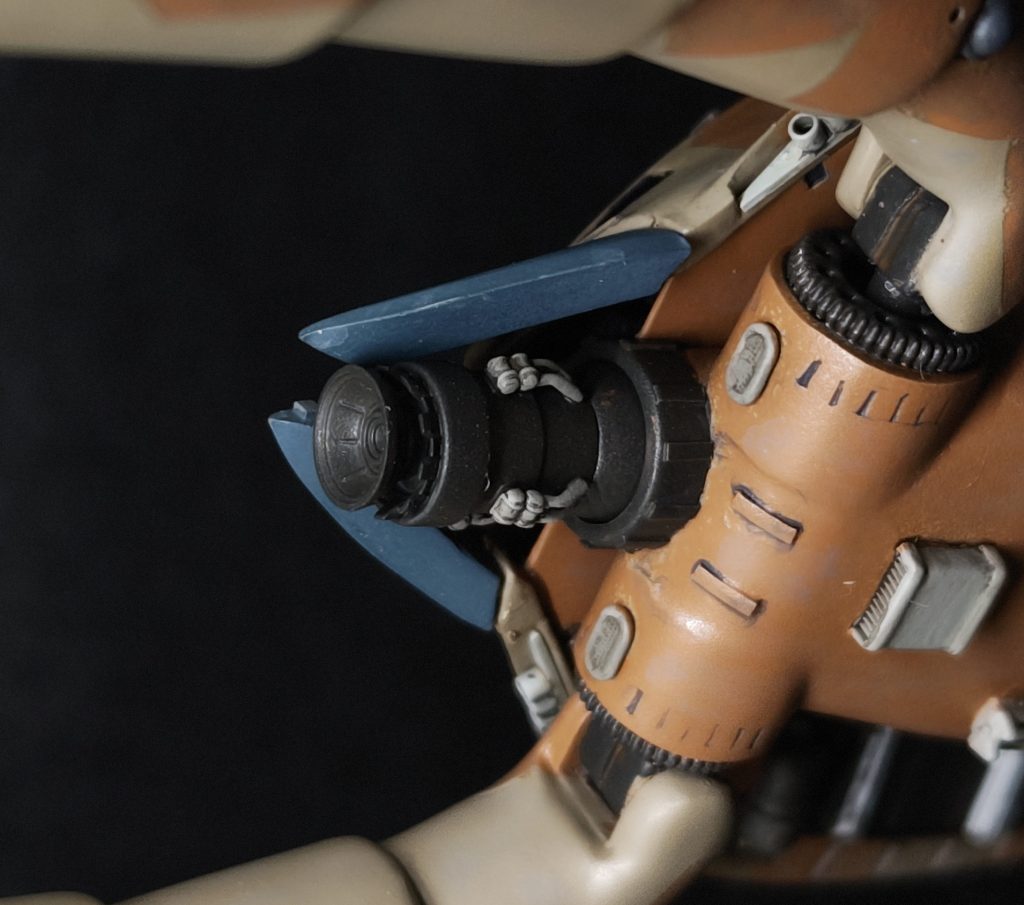 ビーム砲は色んなパーツ（全部で７つかな？）を組み合わせて造りました。くちばしがパカッと割れて、中からズーンと突き出てくるのを最初はイメージしてたんですが、全然そうなってないですね。