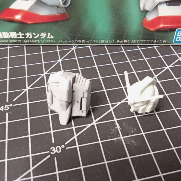 少し前のEGガンダム販売時に買えなかった時、AM〇ZONでFGガンダムと出ていたので間違ってポチってしまいました。買ってしまった以上作るのですが、ただ作るだけでは面白くないので・・・・・まずはコアファイターをフルスクラッチしてみました。1/144スケールですけど、ファイターからコアブロックへの完全変形します。（2枚目）