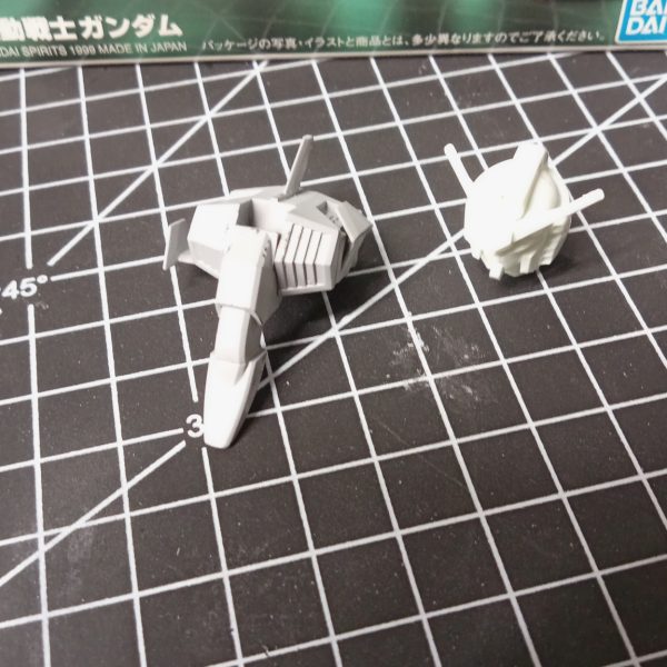 少し前のEGガンダム販売時に買えなかった時、AM〇ZONでFGガンダムと出ていたので間違ってポチってしまいました。買ってしまった以上作るのですが、ただ作るだけでは面白くないので・・・・・まずはコアファイターをフルスクラッチしてみました。1/144スケールですけど、ファイターからコアブロックへの完全変形します。（3枚目）