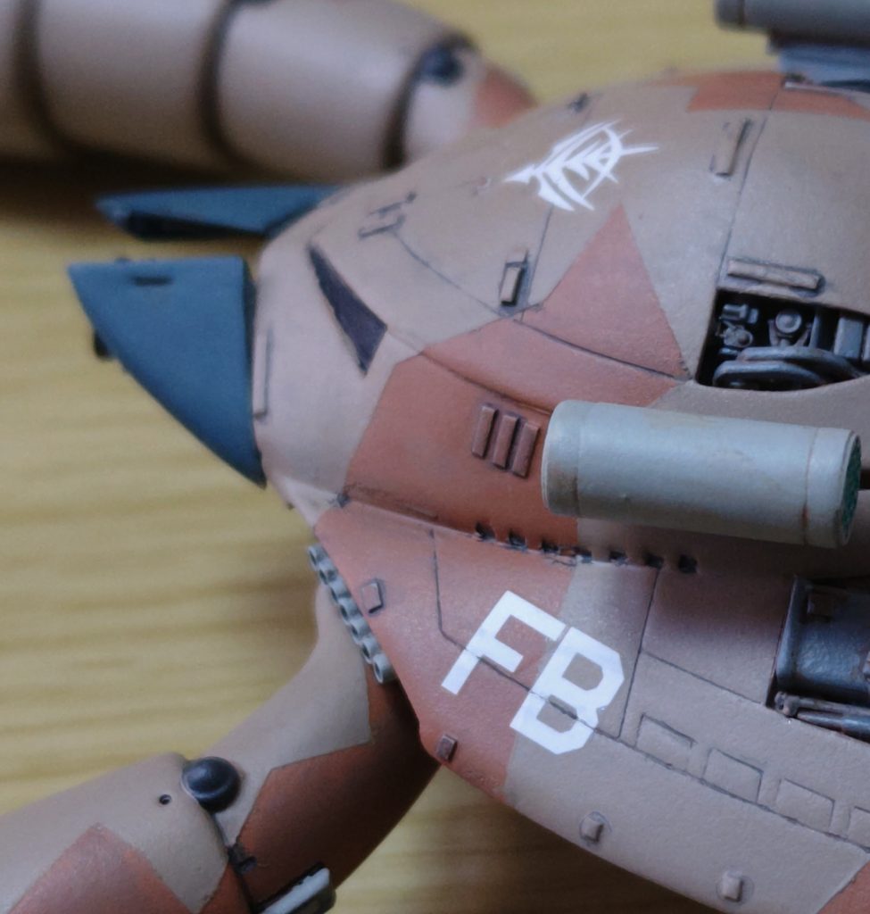 モノアイレールの目尻を埋めて小さくすることで、巨大感を狙ったんですが、どうでしょう。モノアイは迷ったんですが塗りませんでした。多分目があると無いとでかなり印象が変わると思います。マーキングの「FB」は、もちろん「フラナガン・ブーン」です。