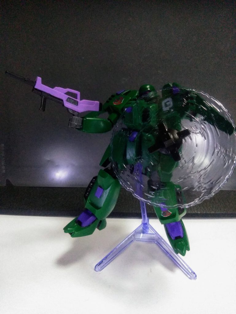 本来の武装とは違うと思いますが、分からないので『トムリアット』と同じで、ご勘弁下さい😔 特化兵装に、クワガタ虫のアゴ(ハサミ)のような『ビームショッカー』なるモノが下顎に装備されてます。敵と密着しないと使えない。(この辺がおかしい😠)