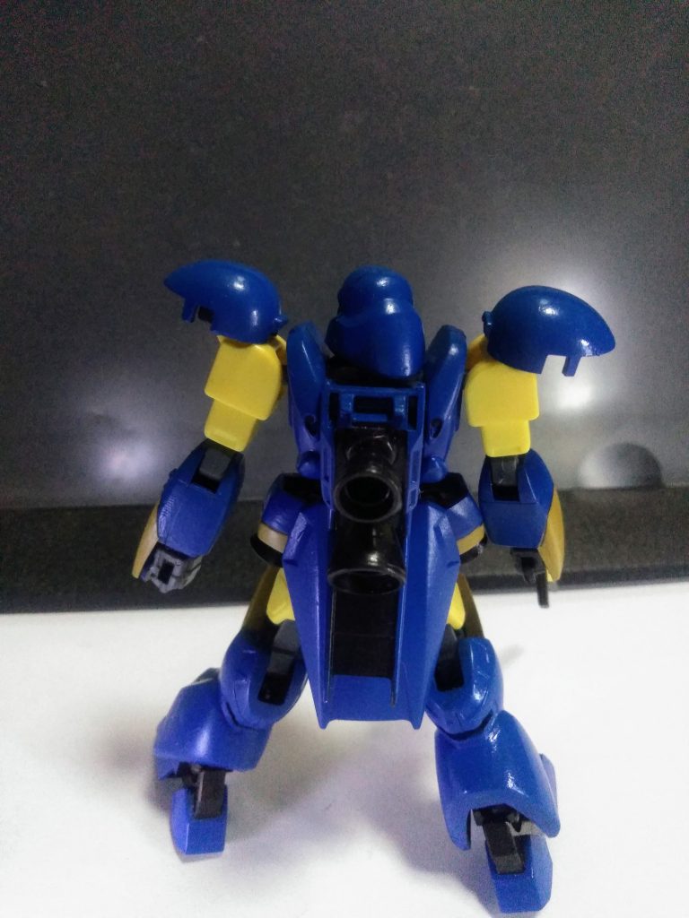 オリジナルは『アインラッド(タイヤ)を使う小型MS』と『タイヤが本体に分解収納(ここがおかしい😠)しているMS』と成ります。ただ自分、タイヤを再現するまでモチベーションが持ちませんでしたので、今回は本体のみでお願い致します😔