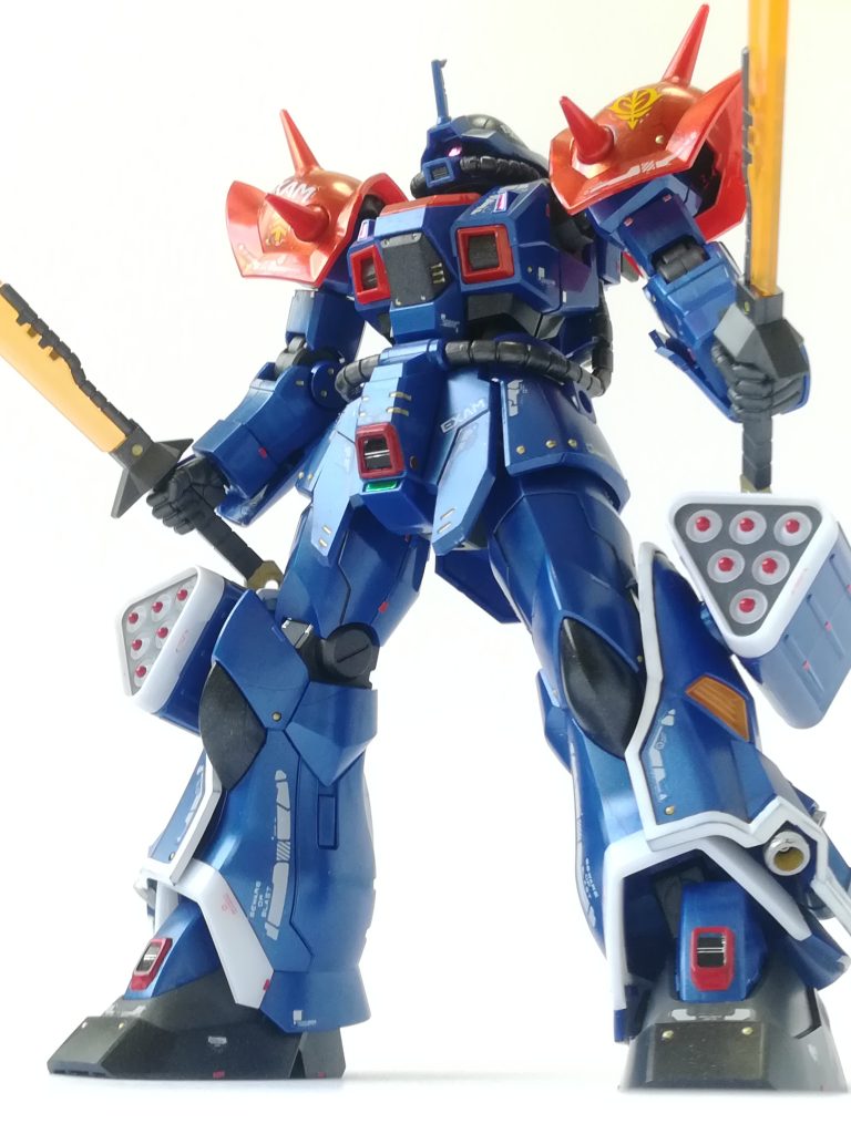 ミサイルポッドや各所にレッドポイント。脚部の追加装甲の白いラインとスラスター廻りの赤は部分塗装。