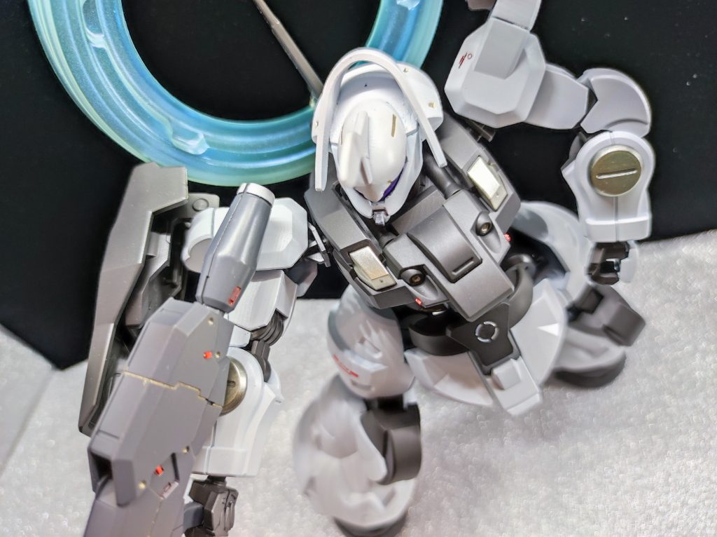 本体、キャノンともにレッドチップとホイルレッドのデカールをアクセントに。パーツ洗浄をしなかったせいか、白がハゲるハゲる。