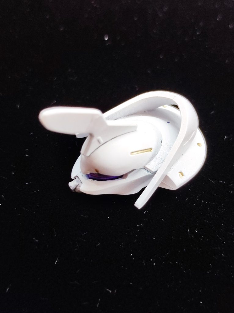 今回は顔の改造が主です。ラウダ機のアンテナ切って、ダリルバルデっぽく付けたり、バイザー真ん中を三角に延長してツインアイっぽくしたり。ランナーの一部を顎につけたり、で、少しマッシブなジム系のイメージに寄せてみました。