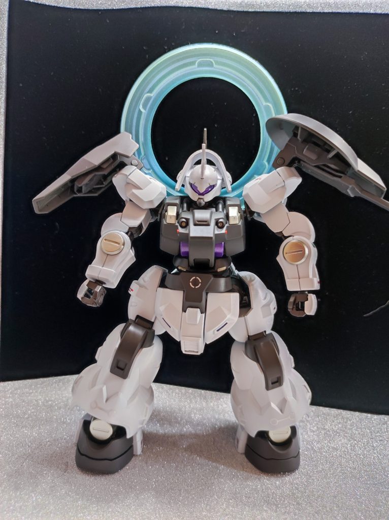 黒い部分はMr.メタリックカラーのグラファイトブラック。細かいザラザラ感のあるイイ感じの黒です。白の部分は、ガイアの白サフ→ガイアEXホワイト→ラスキウス白雪。紫はMr.メタリックカラーのメタルバイオレット。過去作でもこの系統は使ってますが、ギンギラ好きなら買っといて間違いない色ですよね。金色はガイアのスターブライトシャンパンゴールド。銀色に近い上品な金色です。ちなみに今回白い機体ということで写真が見やすくなればと思い、特級暗黒布太黒門を買ってみたのですが、少しでも効果があれば幸いです。