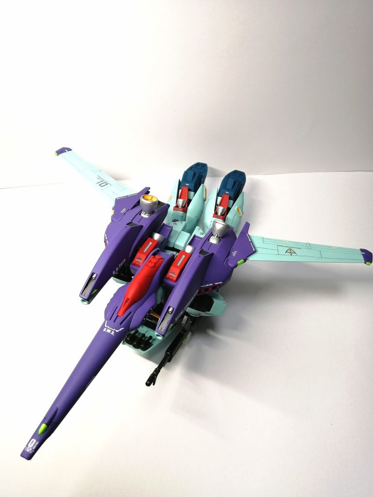 ウェイブライダー形態です。アクションベースにうまくセットできなかったので、地面に直置きです。ウェイブライダー形態にすると、かなり大きく感じます。