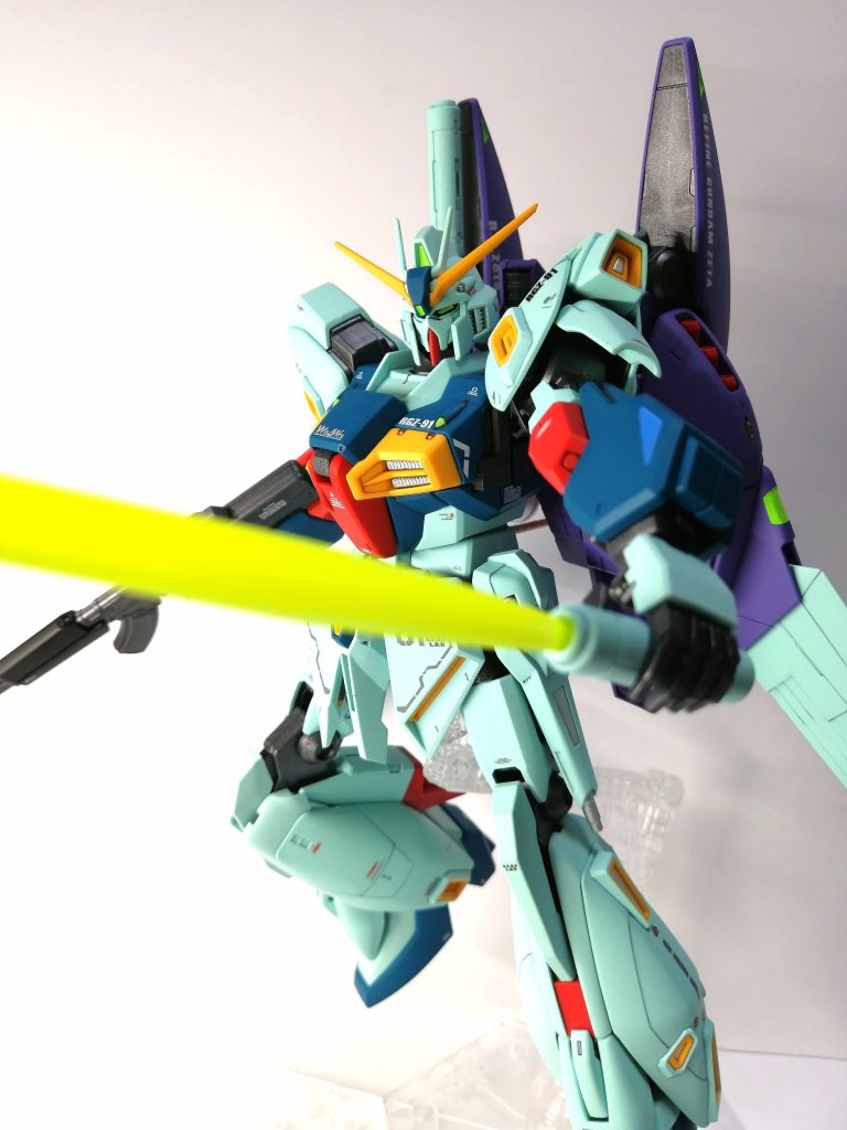 ビームサーベルは蛍光イエローで塗装しました。つや消しっぽくなっていいですね。