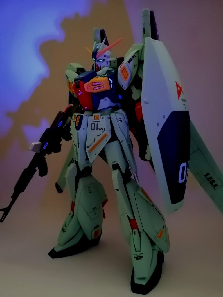 頭部カメラ・デュアルアイ・センサー類と白いデカールはUVライトで発光します。今回は時間をかけて、じっくり作ったので、思い入れがありますね。完成度が上がったと思います。最後まで見ていただき、ありがとうございます😸