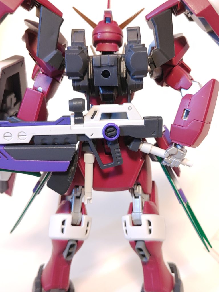 サーベルは腰にマウント。ちゃんと取れるようにラックは可動式。ライフルも元ギミック残ってるのでマウント可能。