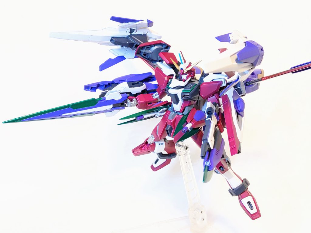 フルバースト的な。ファトゥムのウイングとライザーのバインダー両方載せるのは流石にゴテゴテしすぎでは…？と悩みましたが両機の特徴を残すならやっぱりどちらかを外すことは考えられませんでした。