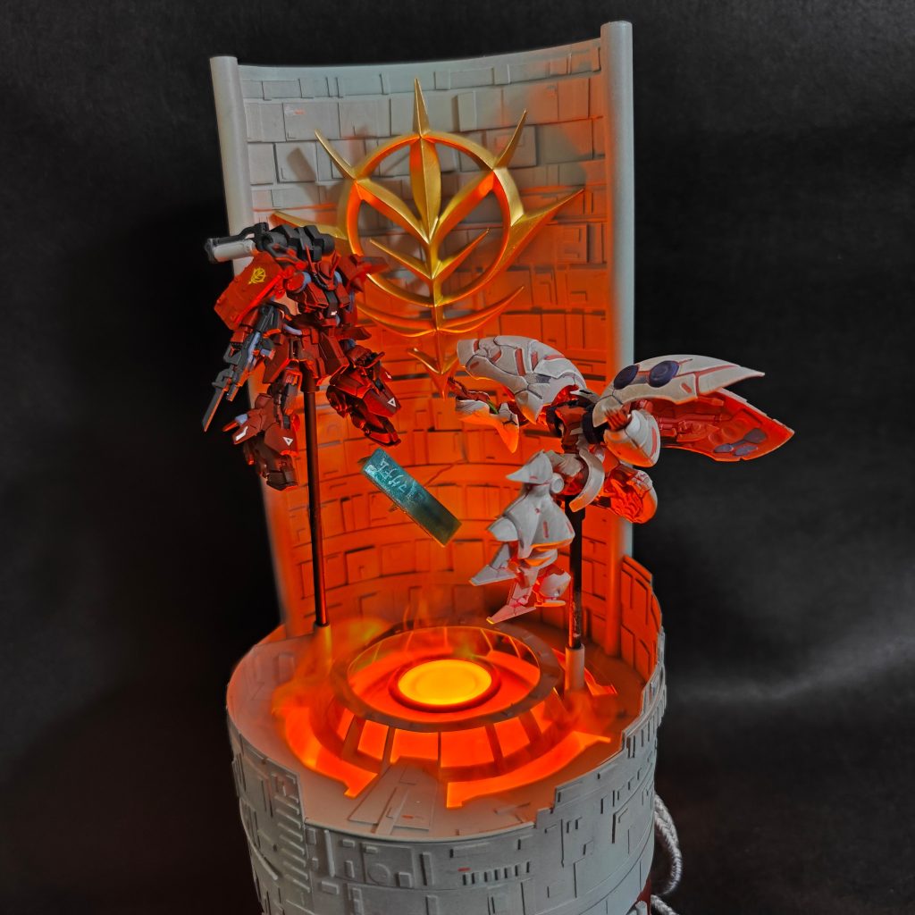 クリアパーツを活かしたサイコフレームをよく見ると文字が見えたので塗装しました。