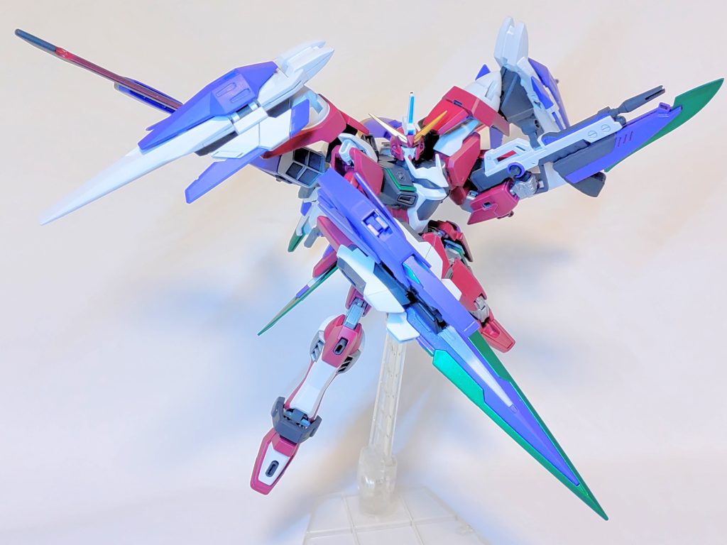 GNソード∞（インフィニティ）オーバーライザーの下ユニット基部に上ユニット先端のソードで構成された大剣。ビームライフルは勿論、ライザーソードも可能。ダブルオーライザー混ぜるならソードⅢっぽい武器は外せないよねってことで作成。