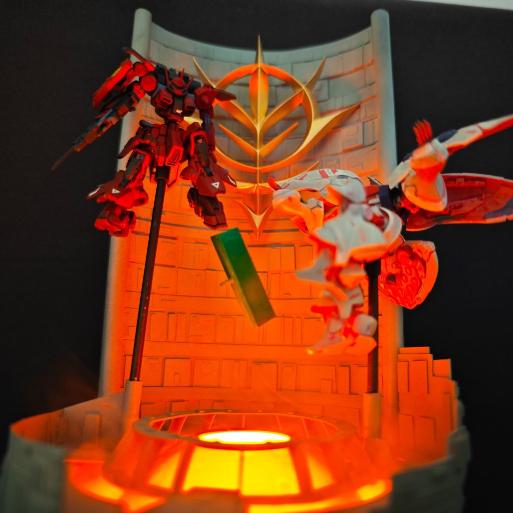 「シャア·アズナブル 貴様に渡しておくものがある。」「死ぬつもりか?! ハマーン・カーン」「サイコフレーム この技術はエウーゴに渡すわけにはいかない。」